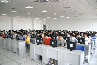 陳洪視察本科生計(jì)算機(jī)基本技能培訓(xùn)與測試考場 強(qiáng)調(diào)夯實(shí)信息技術(shù)基礎(chǔ)