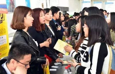 畢業兩年仍算應屆生？大學生擇業期政策解析